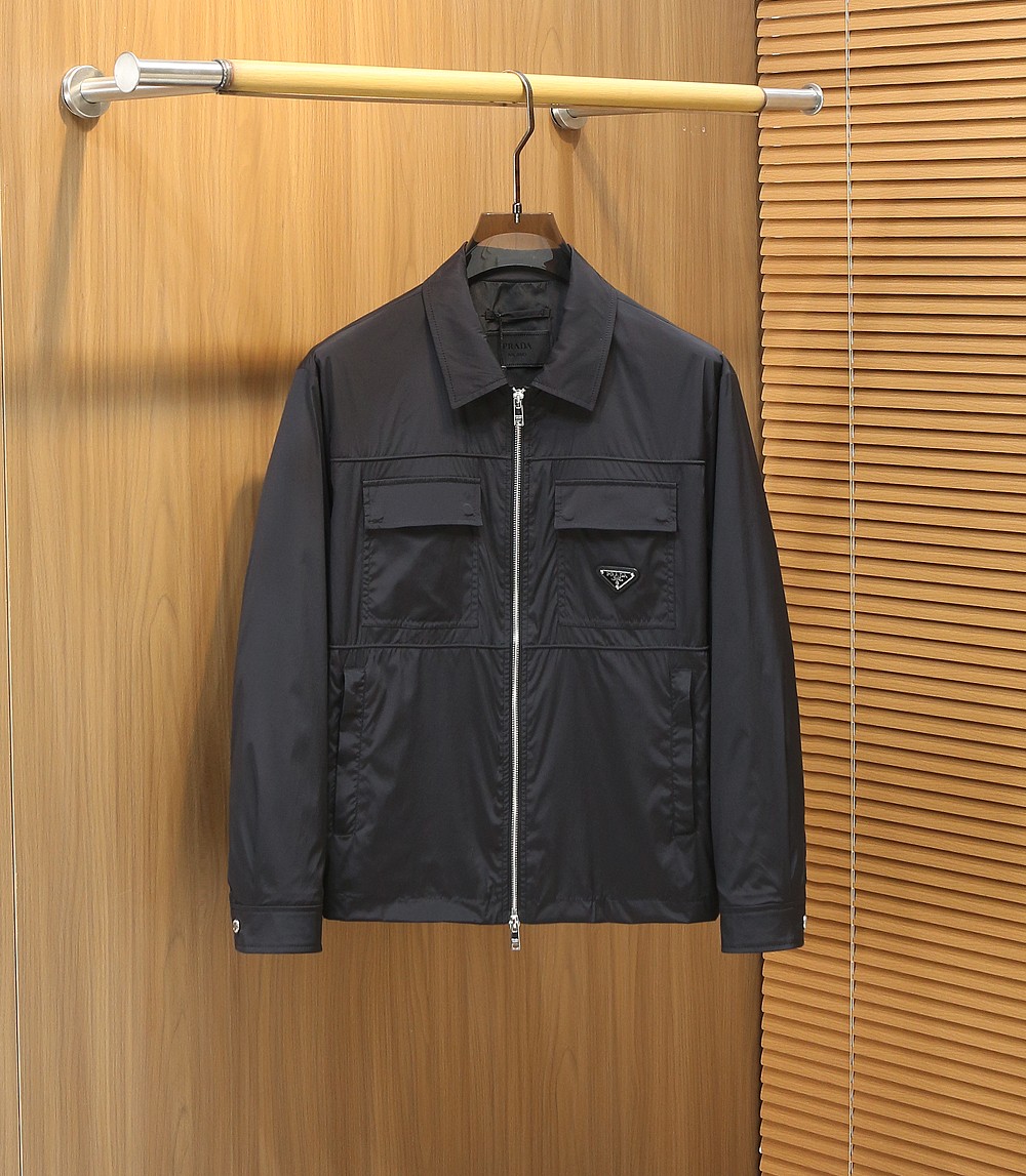 普拉达2026早春新款男士立领夹克外套，众多明星都爱穿的时尚百搭单品！喜欢经典简约的朋友,一定不能错过了