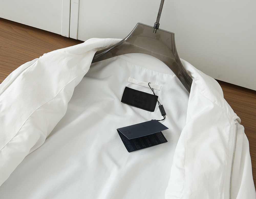 普拉达2026早春新款男士立领夹克外套，众多明星都爱穿的时尚百搭单品！喜欢经典简约的朋友,一定不能错过了