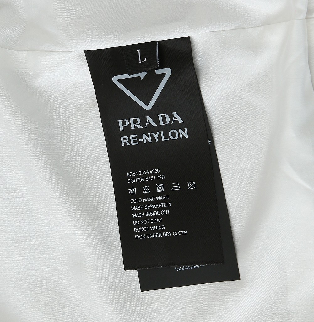 普拉达2026早春新款男士立领夹克外套，众多明星都爱穿的时尚百搭单品！喜欢经典简约的朋友,一定不能错过了