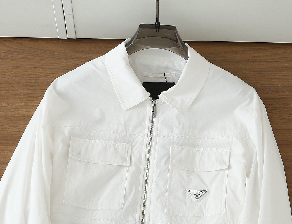 普拉达2026早春新款男士立领夹克外套，众多明星都爱穿的时尚百搭单品！喜欢经典简约的朋友,一定不能错过了