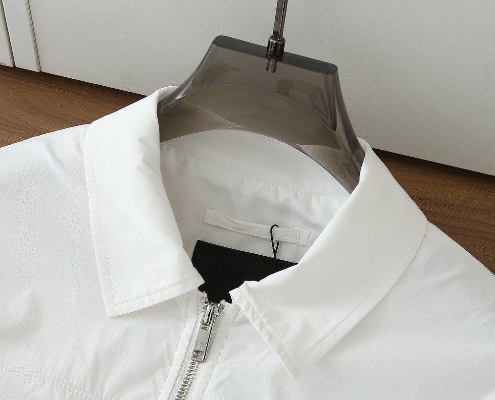 普拉达2026早春新款男士立领夹克外套，众多明星都爱穿的时尚百搭单品！喜欢经典简约的朋友,一定不能错过了