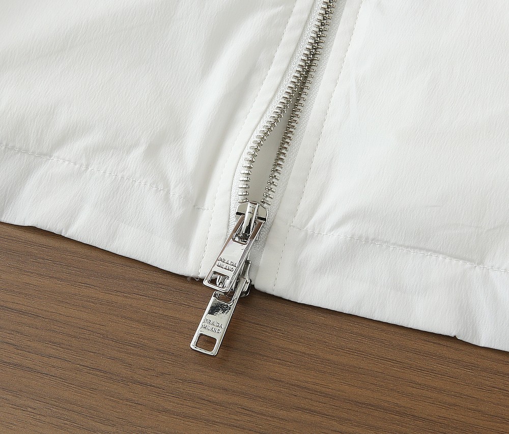 普拉达2026早春新款男士立领夹克外套，众多明星都爱穿的时尚百搭单品！喜欢经典简约的朋友,一定不能错过了