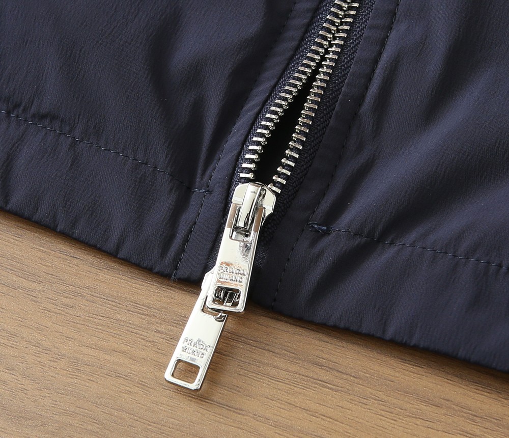 普拉达2026早春新款男士立领夹克外套，众多明星都爱穿的时尚百搭单品！喜欢经典简约的朋友,一定不能错过了