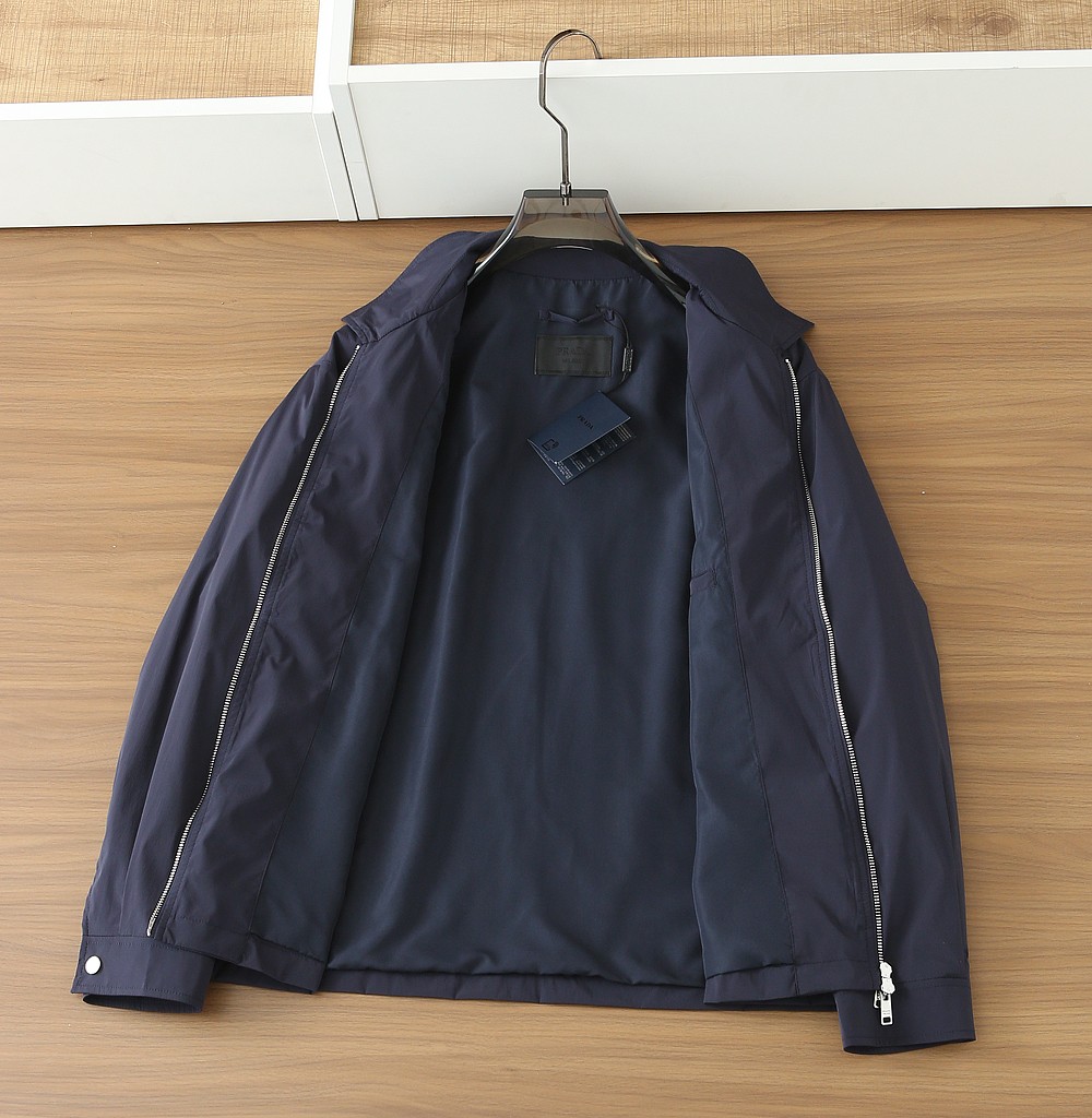 普拉达2026早春新款男士立领夹克外套，众多明星都爱穿的时尚百搭单品！喜欢经典简约的朋友,一定不能错过了