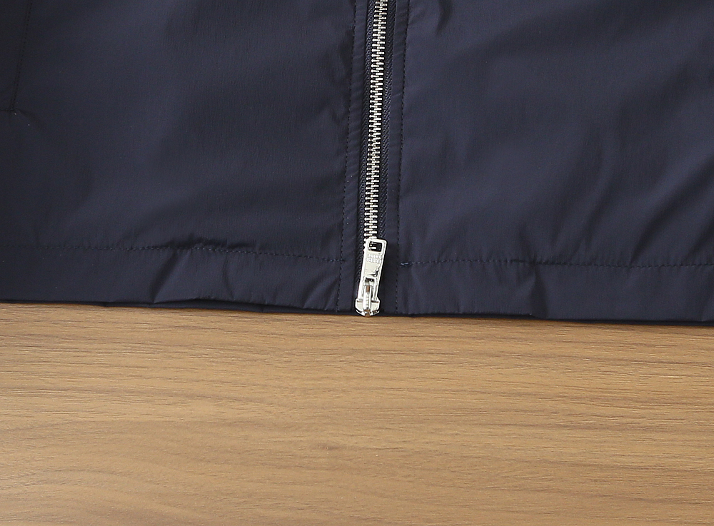 普拉达2026早春新款男士立领夹克外套，众多明星都爱穿的时尚百搭单品！喜欢经典简约的朋友,一定不能错过了