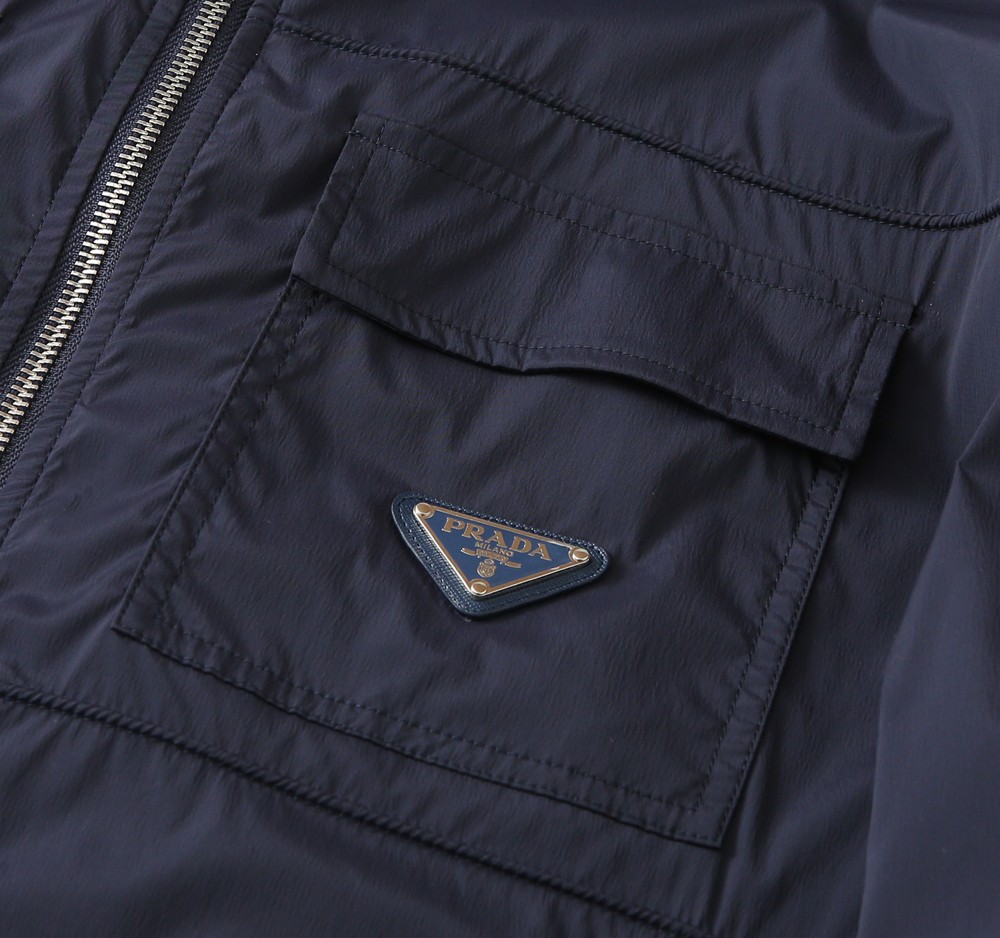 普拉达2026早春新款男士立领夹克外套，众多明星都爱穿的时尚百搭单品！喜欢经典简约的朋友,一定不能错过了