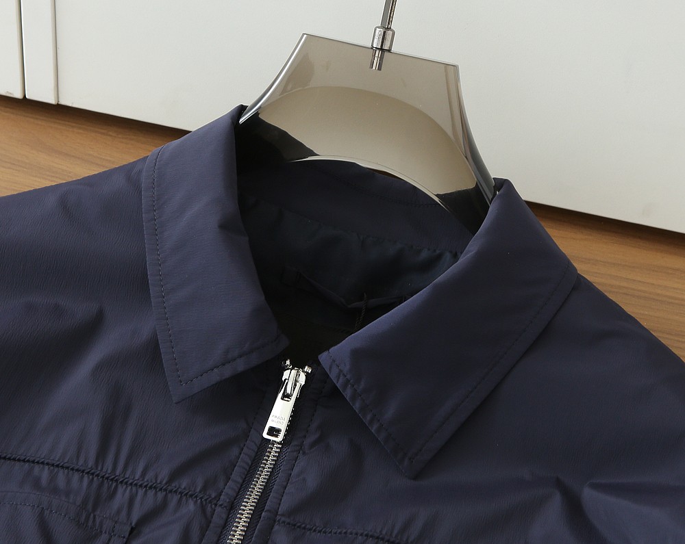 普拉达2026早春新款男士立领夹克外套，众多明星都爱穿的时尚百搭单品！喜欢经典简约的朋友,一定不能错过了