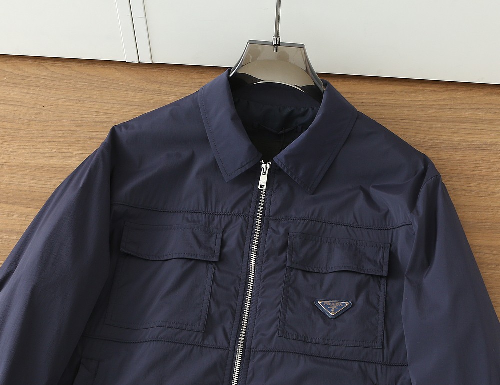 普拉达2026早春新款男士立领夹克外套，众多明星都爱穿的时尚百搭单品！喜欢经典简约的朋友,一定不能错过了