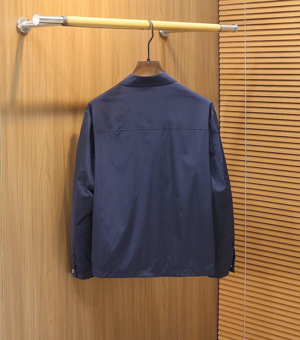 普拉达2026早春新款男士立领夹克外套，众多明星都爱穿的时尚百搭单品！喜欢经典简约的朋友,一定不能错过了