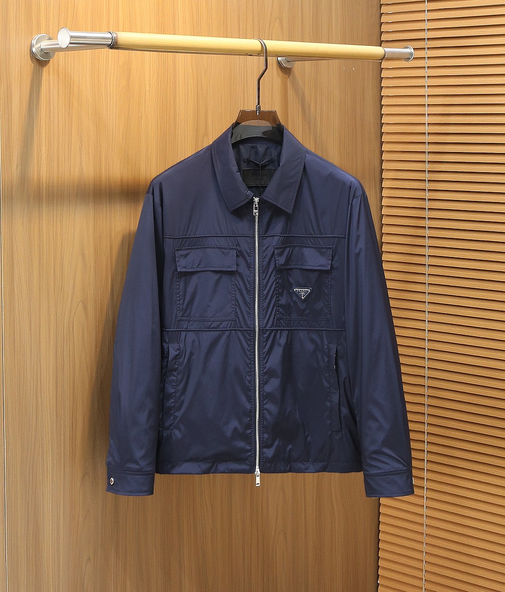 普拉达2026早春新款男士立领夹克外套，众多明星都爱穿的时尚百搭单品！喜欢经典简约的朋友,一定不能错过了