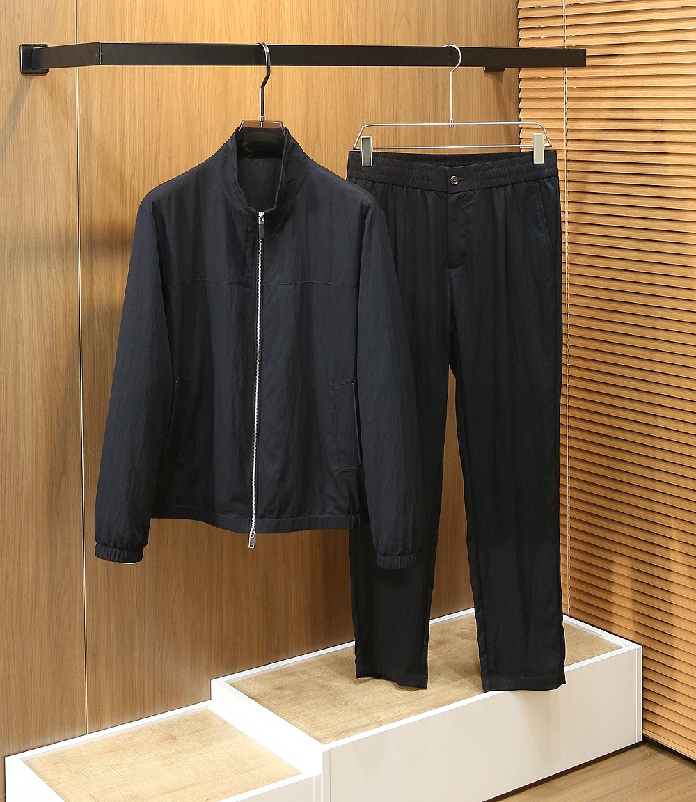 /套 杰尼亚套装 不单卖！2026春夏系列针脚细密，色调与缝线呼应，既强化品牌身份，又以低调的工艺细节传