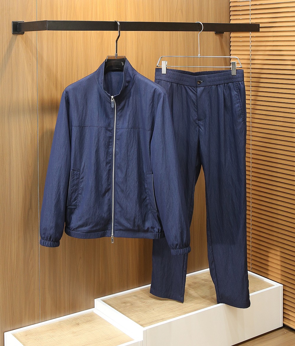 /套 杰尼亚套装 不单卖！2026春夏系列针脚细密，色调与缝线呼应，既强化品牌身份，又以低调的工艺细节传