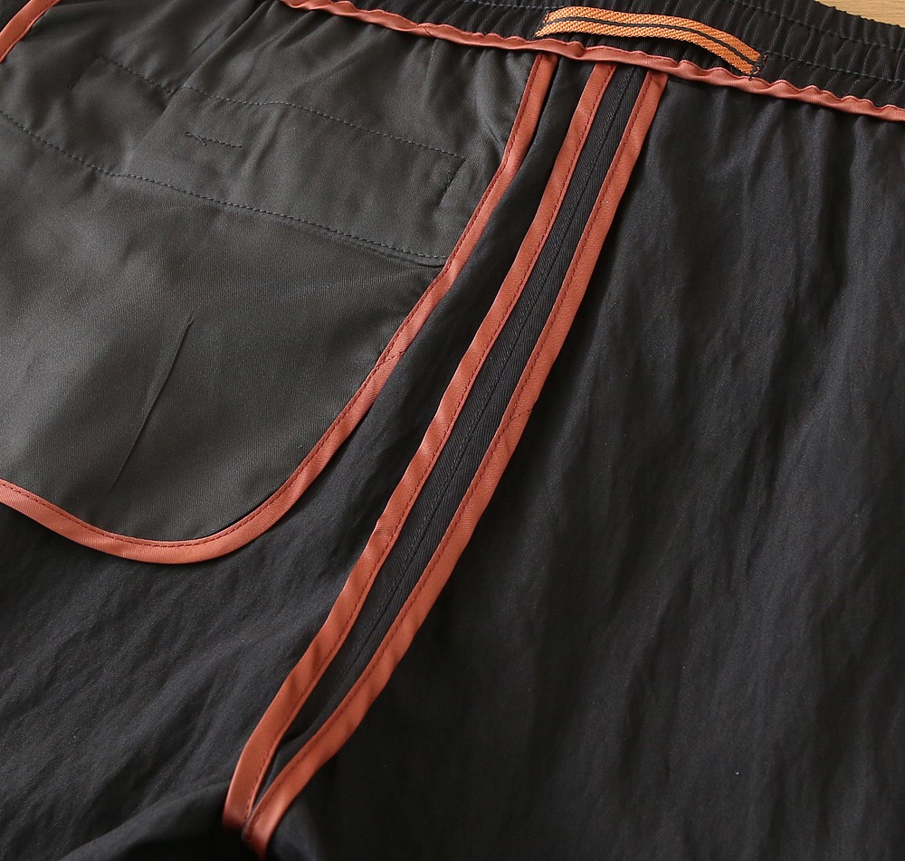 /套 杰尼亚套装 不单卖！2026春夏系列针脚细密，色调与缝线呼应，既强化品牌身份，又以低调的工艺细节传