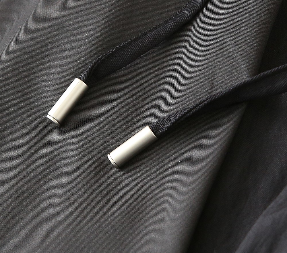 /套 杰尼亚套装 不单卖！2026春夏系列针脚细密，色调与缝线呼应，既强化品牌身份，又以低调的工艺细节传