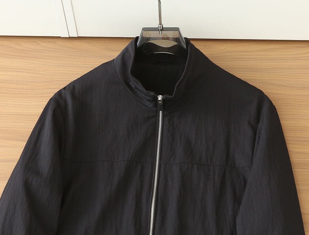 /套 杰尼亚套装 不单卖！2026春夏系列针脚细密，色调与缝线呼应，既强化品牌身份，又以低调的工艺细节传