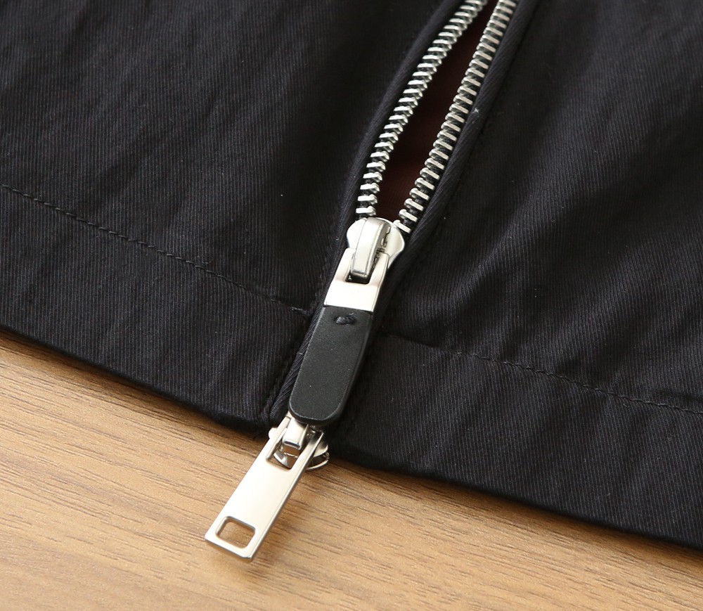 /套 杰尼亚套装 不单卖！2026春夏系列针脚细密，色调与缝线呼应，既强化品牌身份，又以低调的工艺细节传