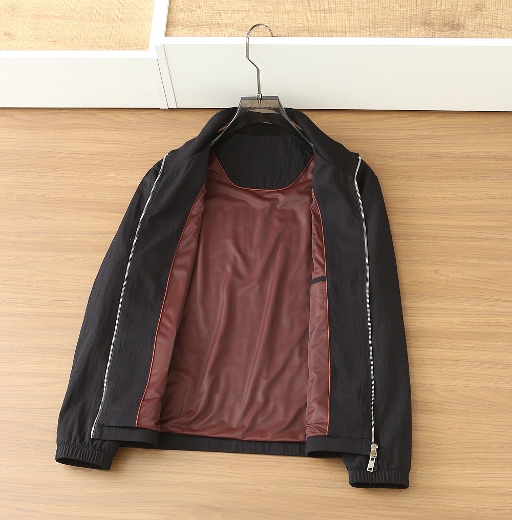 /套 杰尼亚套装 不单卖！2026春夏系列针脚细密，色调与缝线呼应，既强化品牌身份，又以低调的工艺细节传