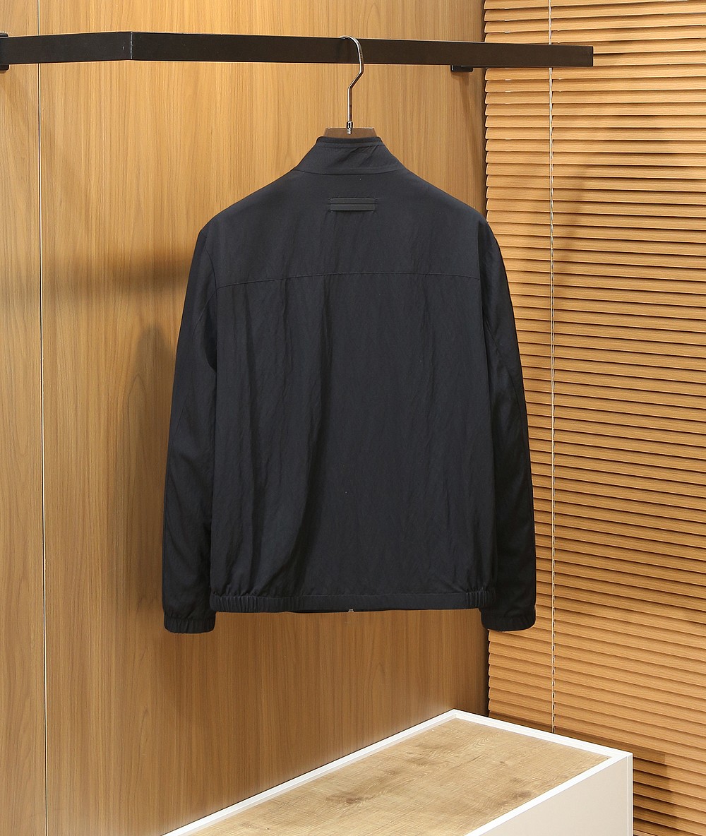 /套 杰尼亚套装 不单卖！2026春夏系列针脚细密，色调与缝线呼应，既强化品牌身份，又以低调的工艺细节传