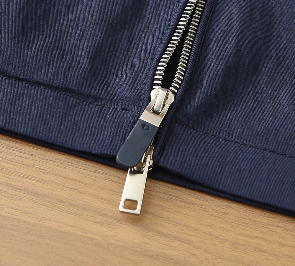 /套 杰尼亚套装 不单卖！2026春夏系列针脚细密，色调与缝线呼应，既强化品牌身份，又以低调的工艺细节传