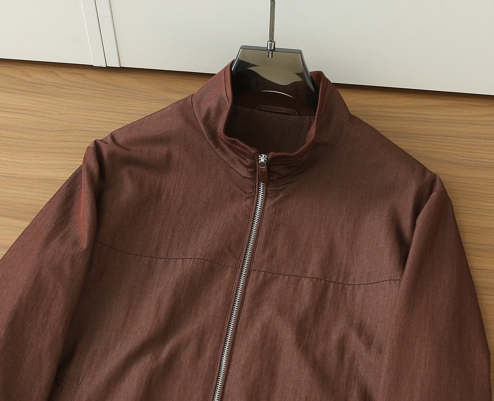 /套 杰尼亚套装 不单卖！2026春夏系列针脚细密，色调与缝线呼应，既强化品牌身份，又以低调的工艺细节传