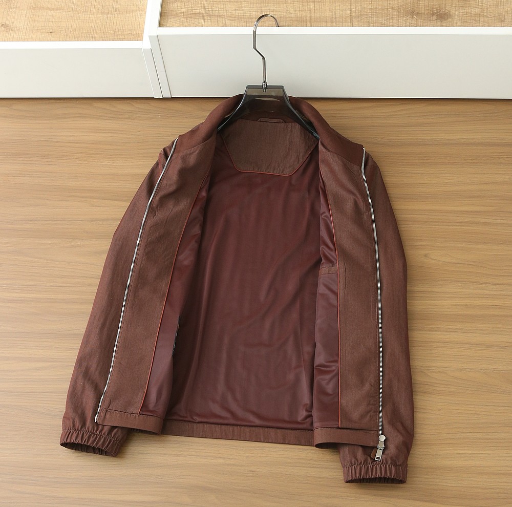 /套 杰尼亚套装 不单卖！2026春夏系列针脚细密，色调与缝线呼应，既强化品牌身份，又以低调的工艺细节传