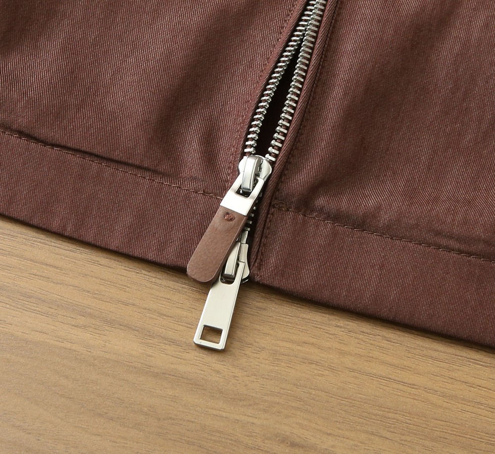 /套 杰尼亚套装 不单卖！2026春夏系列针脚细密，色调与缝线呼应，既强化品牌身份，又以低调的工艺细节传