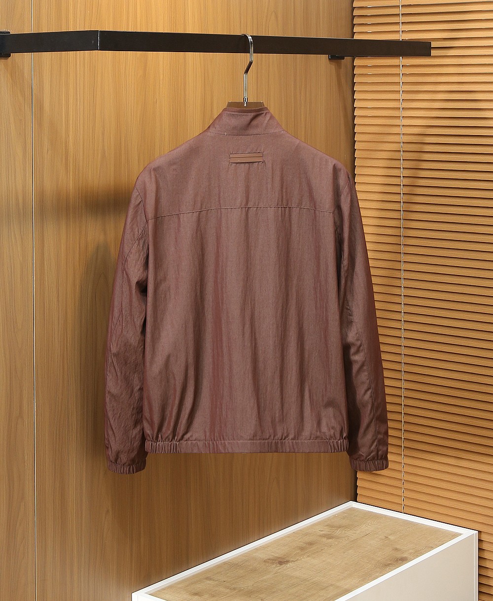 /套 杰尼亚套装 不单卖！2026春夏系列针脚细密，色调与缝线呼应，既强化品牌身份，又以低调的工艺细节传