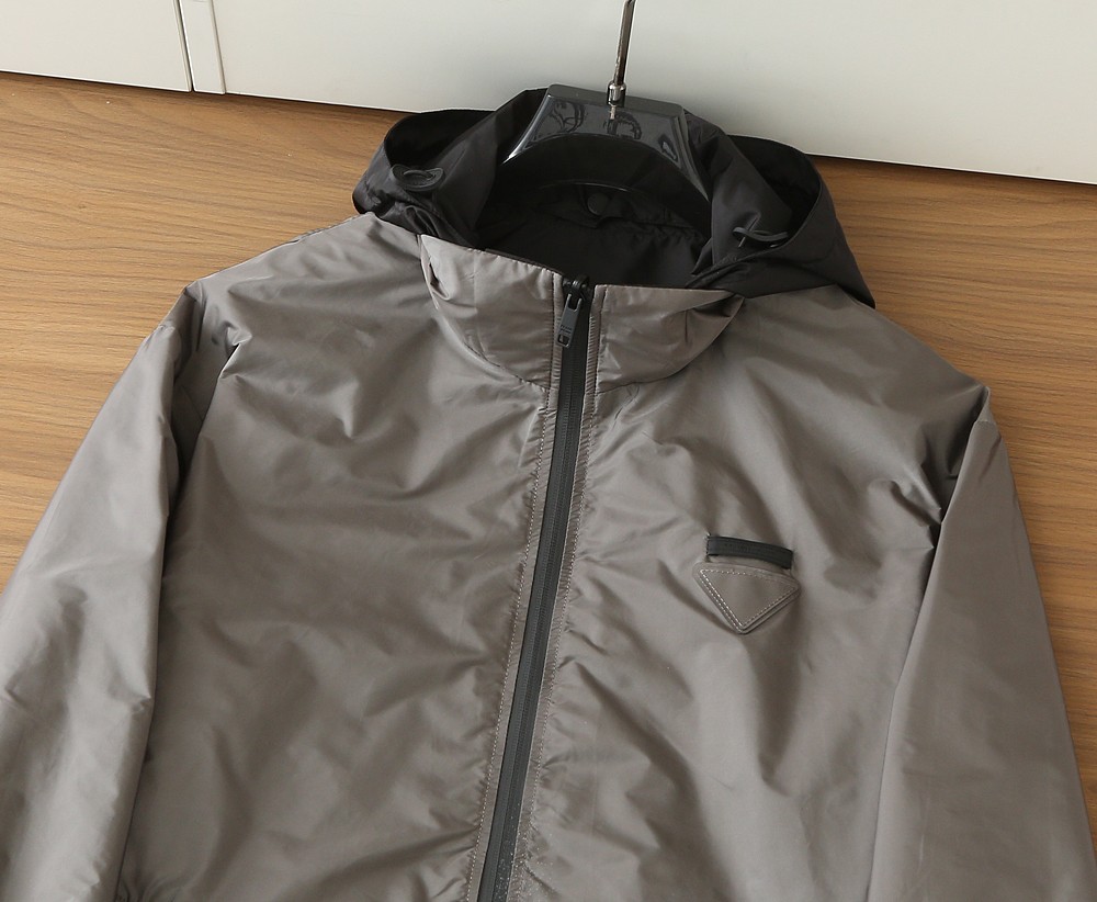 🆕普拉达PRADA双面穿 连帽夹克外套 经典的英式传承依旧时尚韵味浓郁.独具一格的时尚单品.客供定制面料