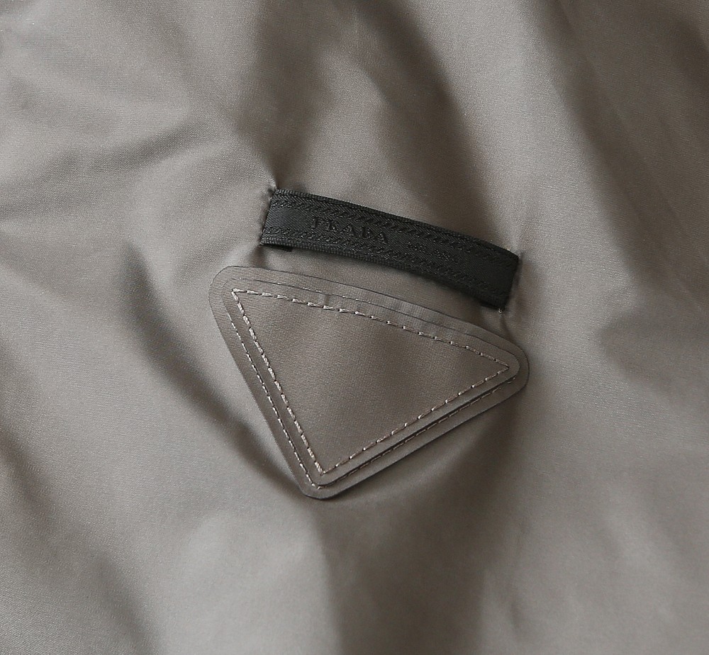 🆕普拉达PRADA双面穿 连帽夹克外套 经典的英式传承依旧时尚韵味浓郁.独具一格的时尚单品.客供定制面料