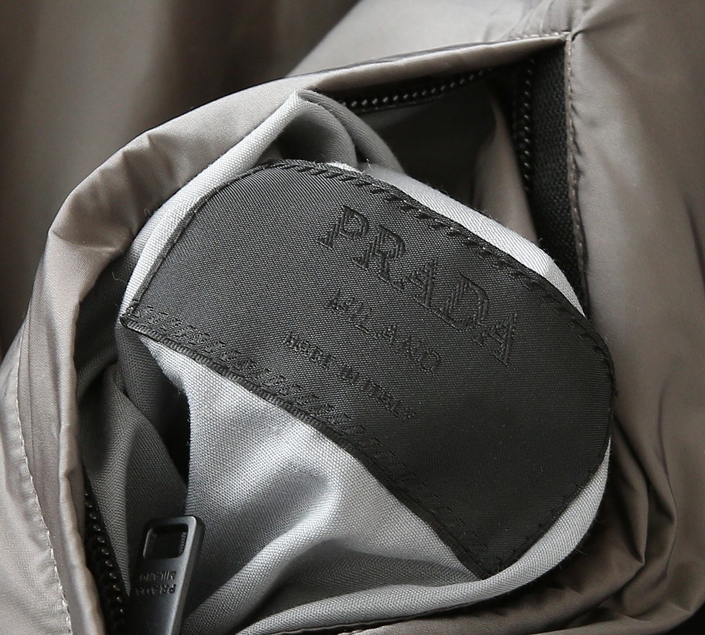 🆕普拉达PRADA双面穿 连帽夹克外套 经典的英式传承依旧时尚韵味浓郁.独具一格的时尚单品.客供定制面料