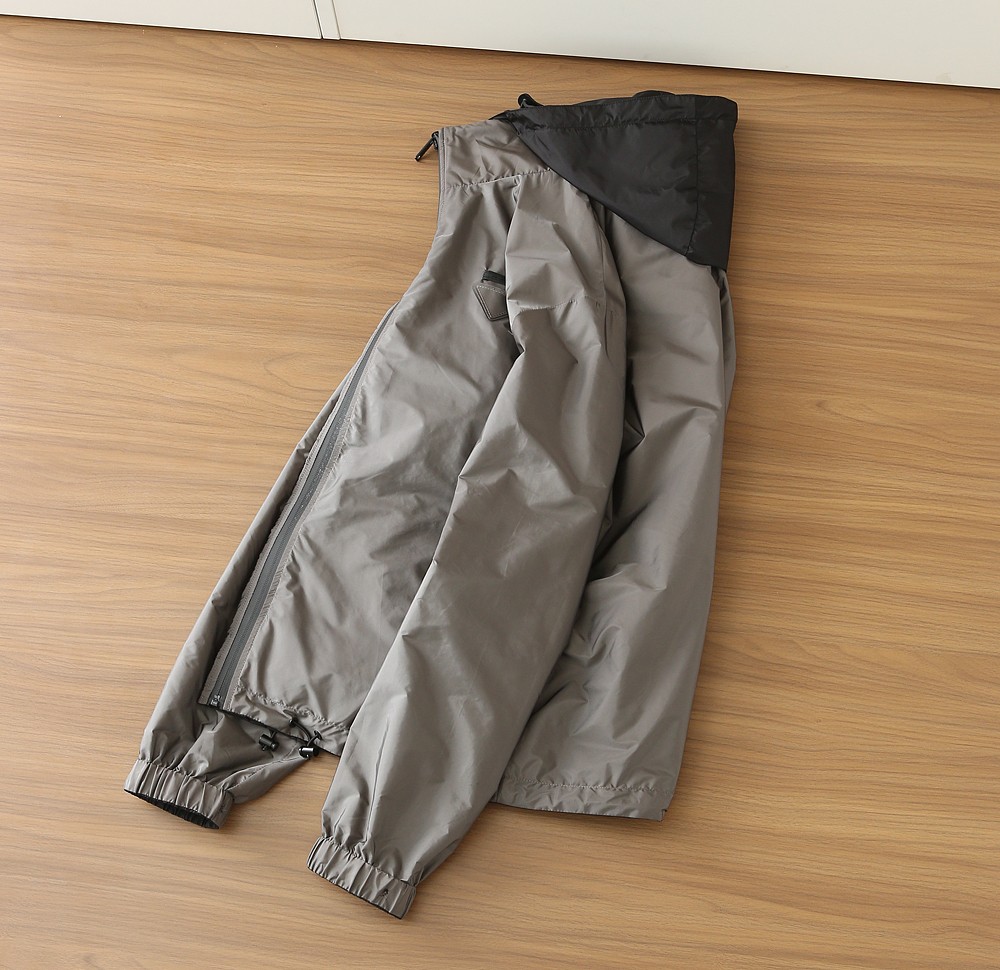 🆕普拉达PRADA双面穿 连帽夹克外套 经典的英式传承依旧时尚韵味浓郁.独具一格的时尚单品.客供定制面料