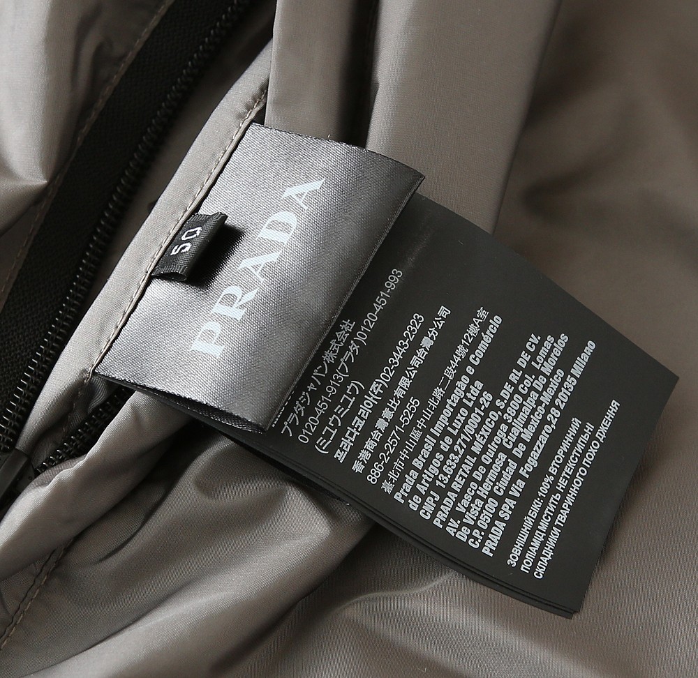 🆕普拉达PRADA双面穿 连帽夹克外套 经典的英式传承依旧时尚韵味浓郁.独具一格的时尚单品.客供定制面料