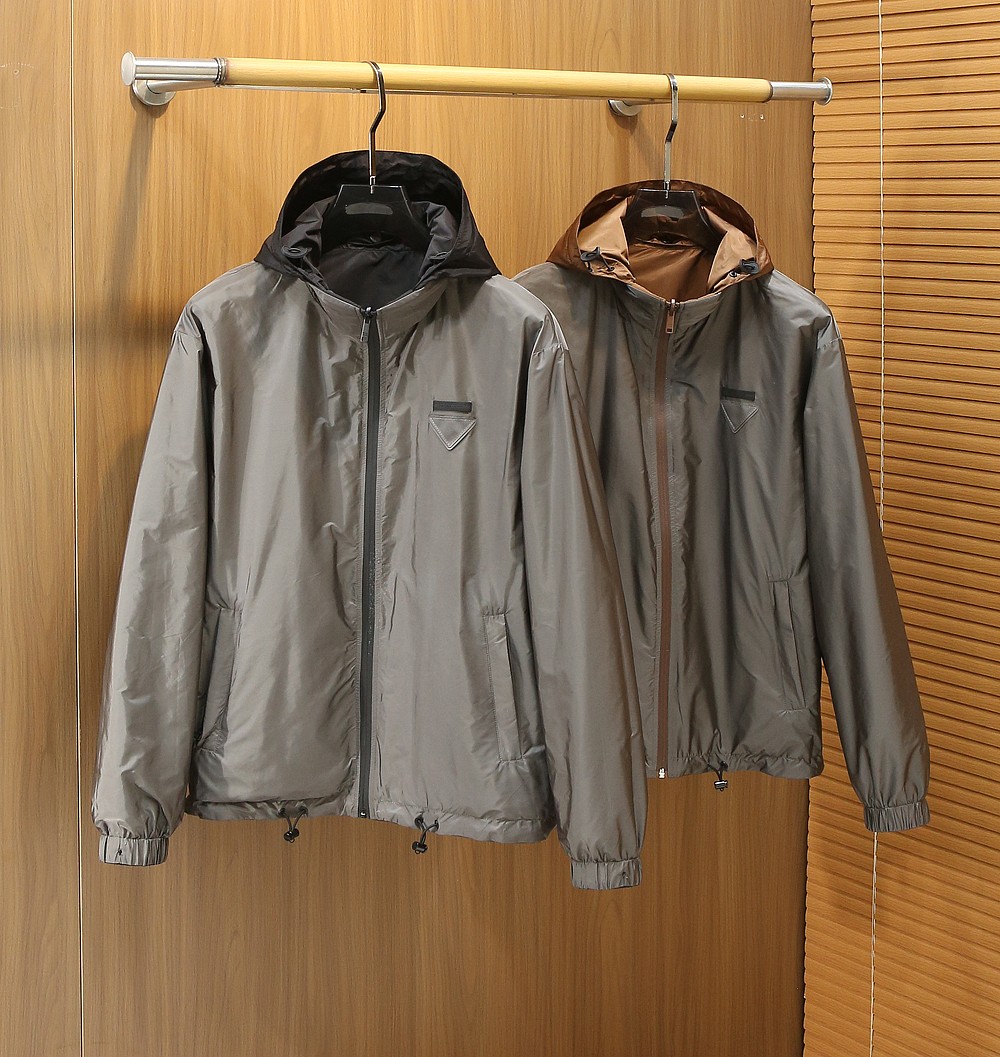 🆕普拉达PRADA双面穿 连帽夹克外套 经典的英式传承依旧时尚韵味浓郁.独具一格的时尚单品.客供定制面料