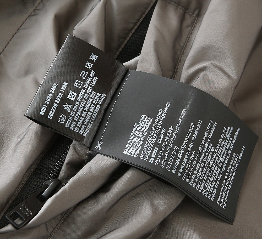 🆕普拉达PRADA双面穿 连帽夹克外套 经典的英式传承依旧时尚韵味浓郁.独具一格的时尚单品.客供定制面料