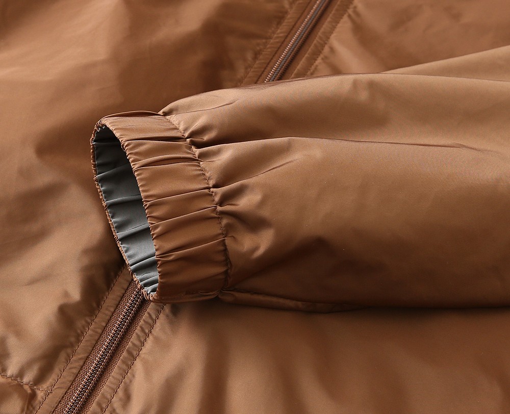 🆕普拉达PRADA双面穿 连帽夹克外套 经典的英式传承依旧时尚韵味浓郁.独具一格的时尚单品.客供定制面料