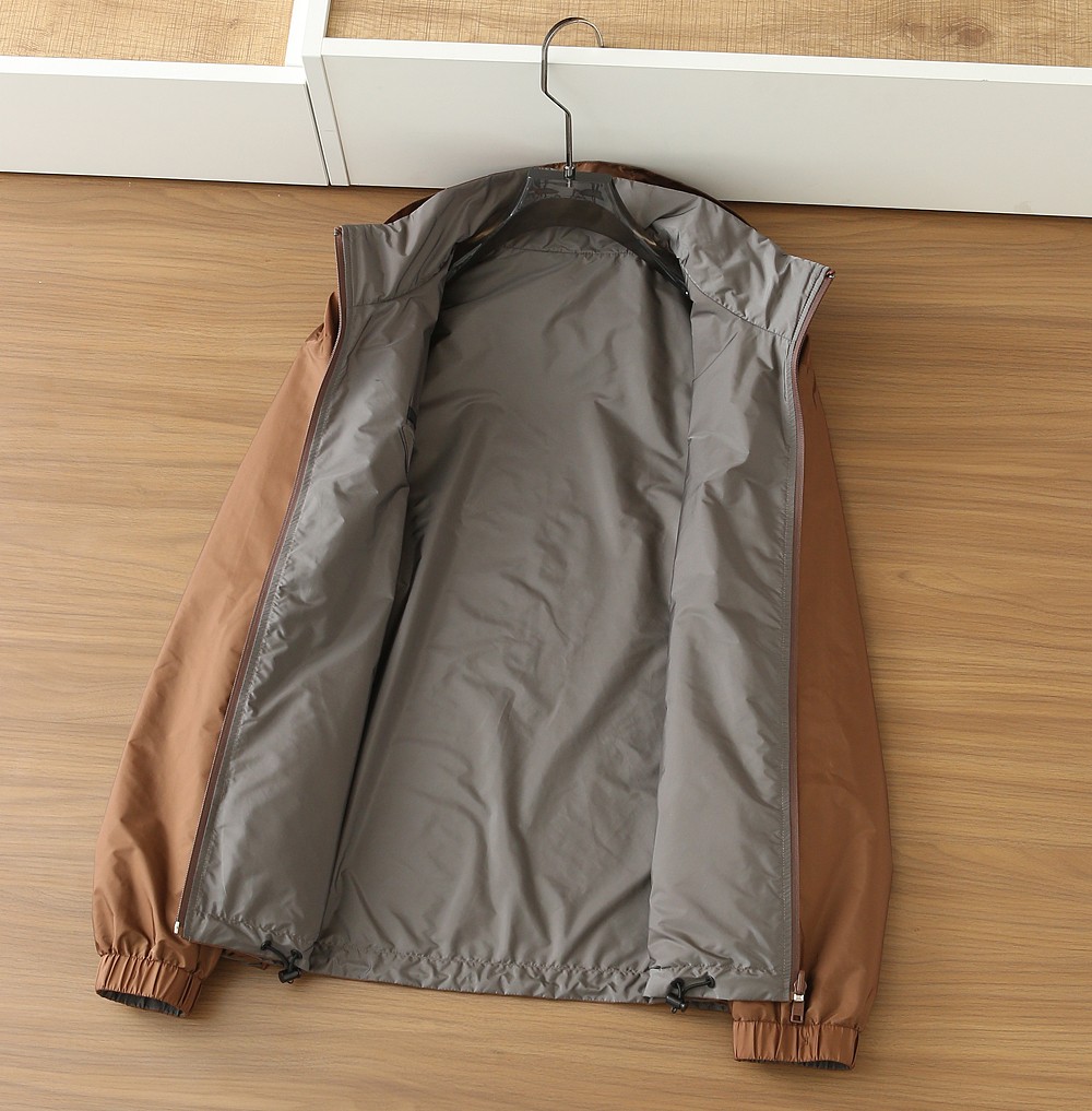 🆕普拉达PRADA双面穿 连帽夹克外套 经典的英式传承依旧时尚韵味浓郁.独具一格的时尚单品.客供定制面料