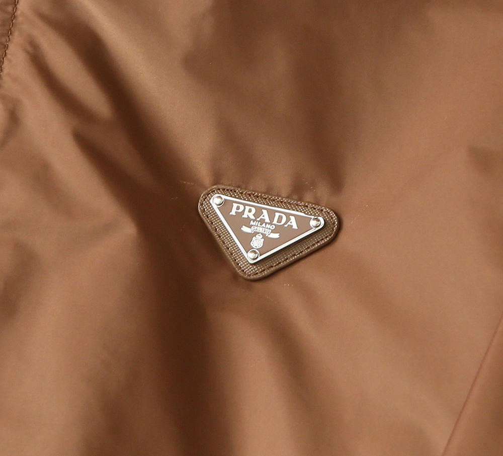 🆕普拉达PRADA双面穿 连帽夹克外套 经典的英式传承依旧时尚韵味浓郁.独具一格的时尚单品.客供定制面料