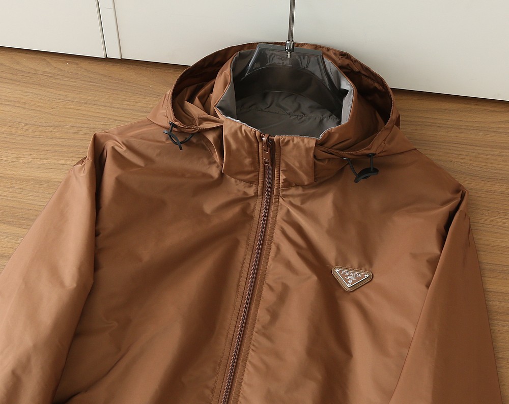 🆕普拉达PRADA双面穿 连帽夹克外套 经典的英式传承依旧时尚韵味浓郁.独具一格的时尚单品.客供定制面料