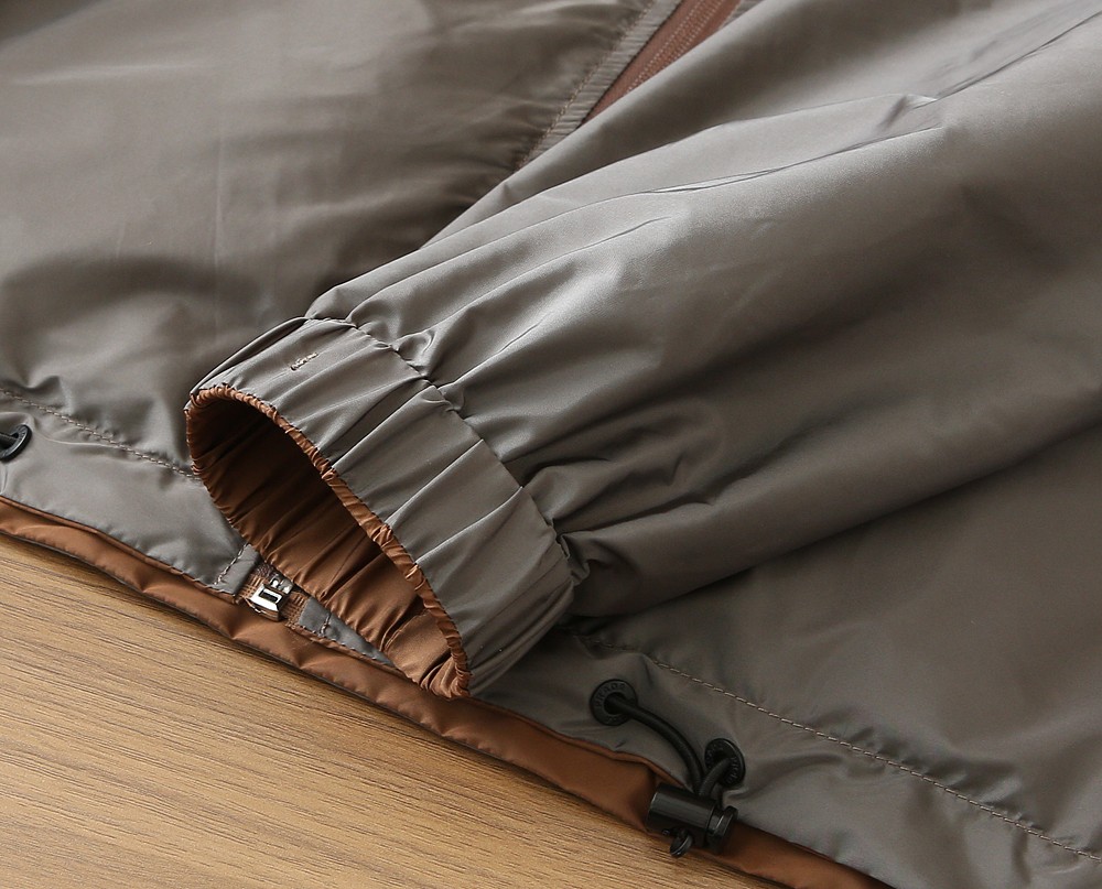 🆕普拉达PRADA双面穿 连帽夹克外套 经典的英式传承依旧时尚韵味浓郁.独具一格的时尚单品.客供定制面料