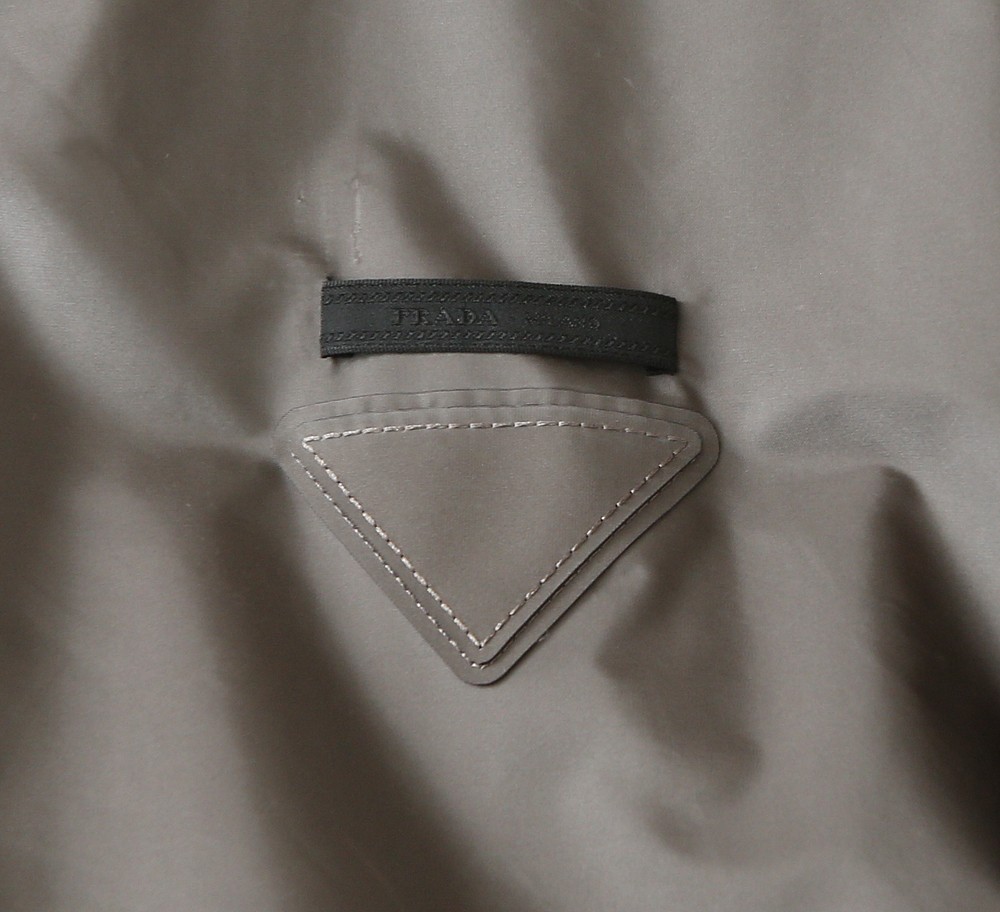 🆕普拉达PRADA双面穿 连帽夹克外套 经典的英式传承依旧时尚韵味浓郁.独具一格的时尚单品.客供定制面料