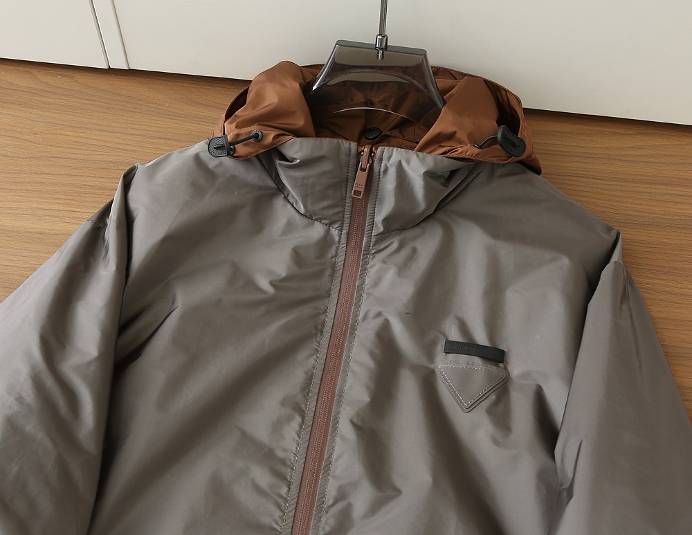 🆕普拉达PRADA双面穿 连帽夹克外套 经典的英式传承依旧时尚韵味浓郁.独具一格的时尚单品.客供定制面料