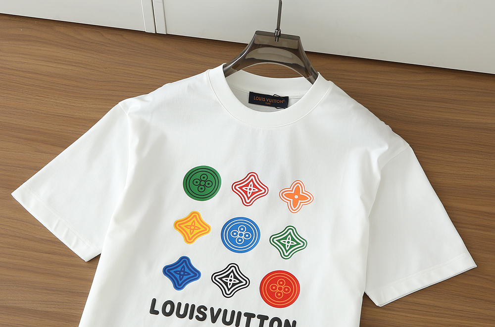 LV2026春夏新款首发专柜最新款短袖圆领T恤 高端订制 设计前卫时尚！品牌logo重工艺设计 高端定制