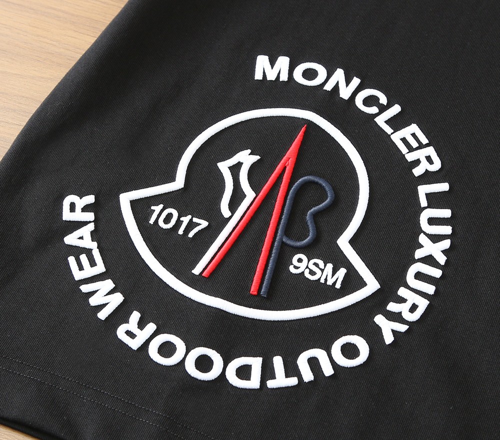 蒙口2026春夏新款首发专柜最新款短袖圆领T恤 高端订制 设计前卫时尚！品牌logo重工艺设计 高端定制