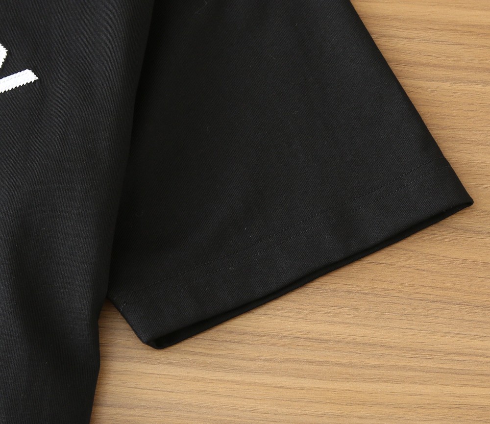 纪梵希2026春夏新款首发专柜最新款短袖圆领T恤 高端订制 设计前卫时尚！品牌logo重工艺设计 高端定