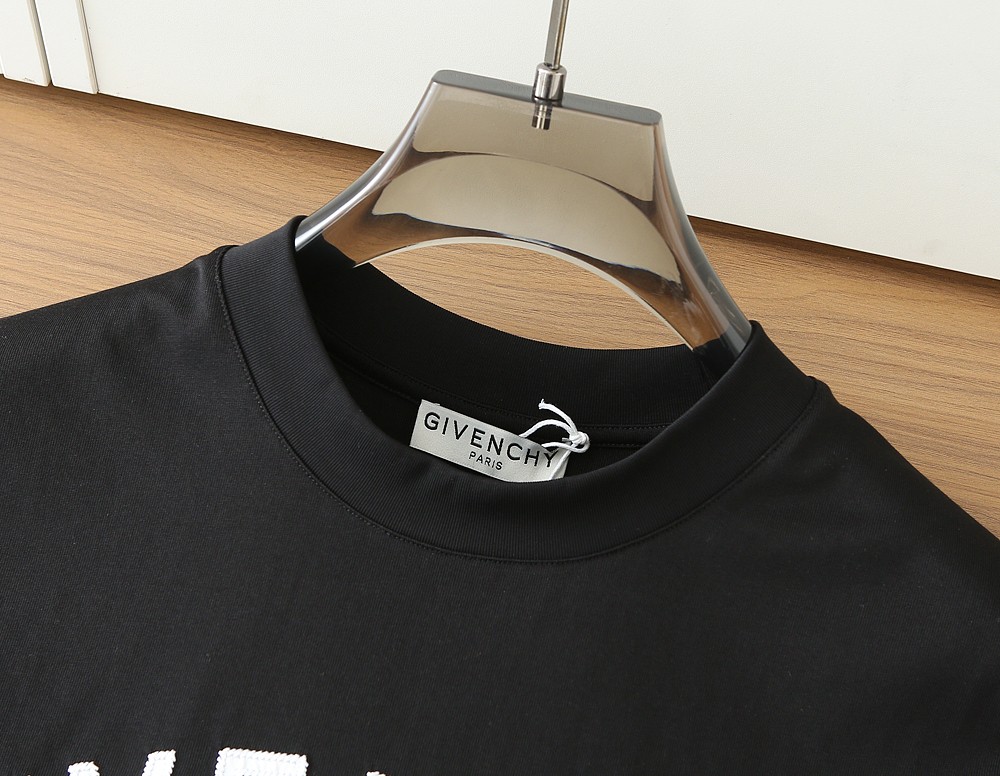 纪梵希2026春夏新款首发专柜最新款短袖圆领T恤 高端订制 设计前卫时尚！品牌logo重工艺设计 高端定