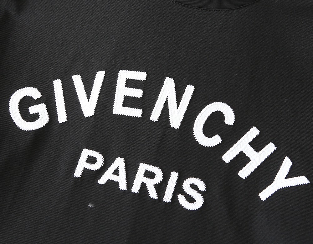 纪梵希2026春夏新款首发专柜最新款短袖圆领T恤 高端订制 设计前卫时尚！品牌logo重工艺设计 高端定