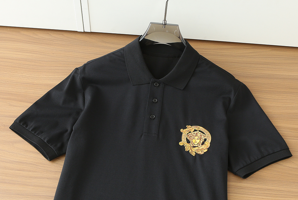 范*哲Ver**ce 2026早春新款！柜在售 经典款.CouPe Blason刺绣男士圆领短袖Polo