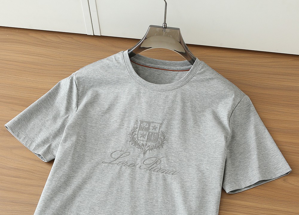 Lo*ro Pi*na诺 u翩雅 2026春夏 标志主题刺绣圆领短袖T恤衫，经典款 标志LOGO设计 采