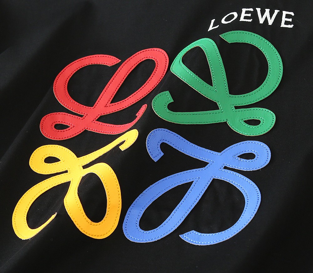 LOEWE罗意威看细节 贴皮绣➕刺绣图案 色彩丰富 立体有型 让整体的上身感更显质感 合体的剪裁 领口微