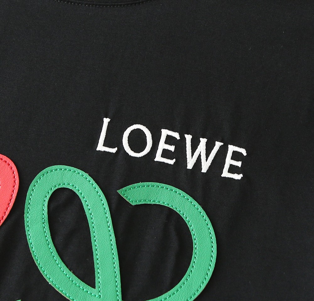 LOEWE罗意威看细节 贴皮绣➕刺绣图案 色彩丰富 立体有型 让整体的上身感更显质感 合体的剪裁 领口微